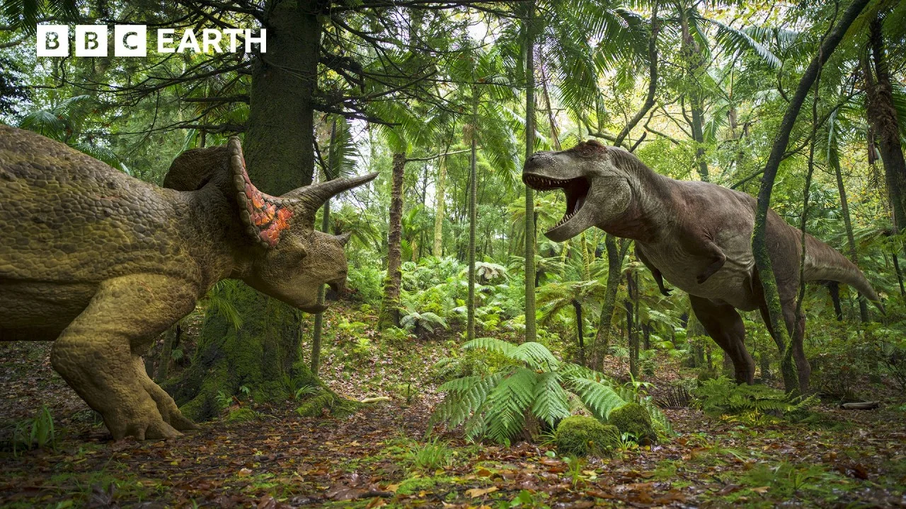 Reconstituição artística de T. rex em close — estudos de 2017 (Bell et al.) revelaram que o focinho e os lábios do T. rex eram cobertos de escamas de queratina, descartando a visão de dentes sempre à mostra popularizada pelo cinema.